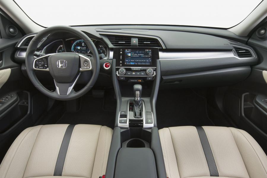 Торпедо Honda Civic Touring Sedan (FC1) 2015 года  (NA) (фото 25 из 40)